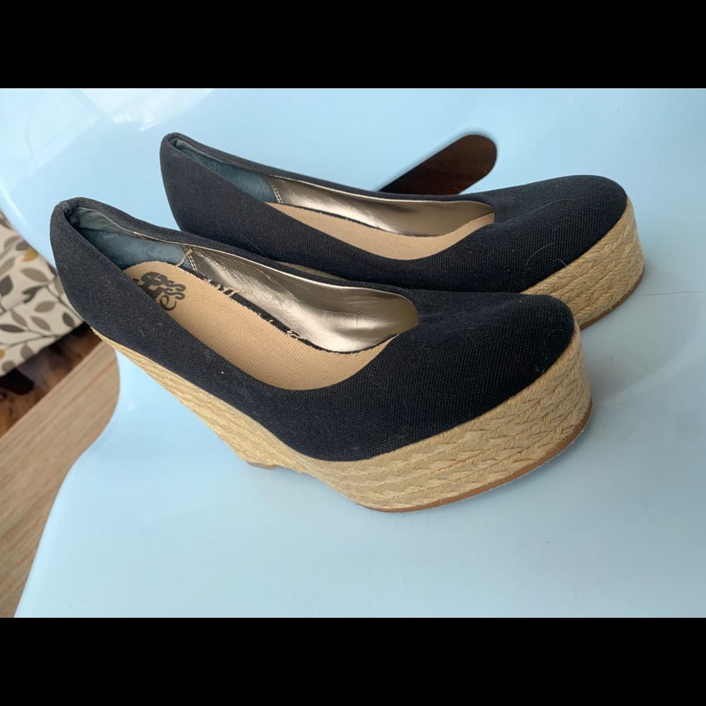 Black wedges